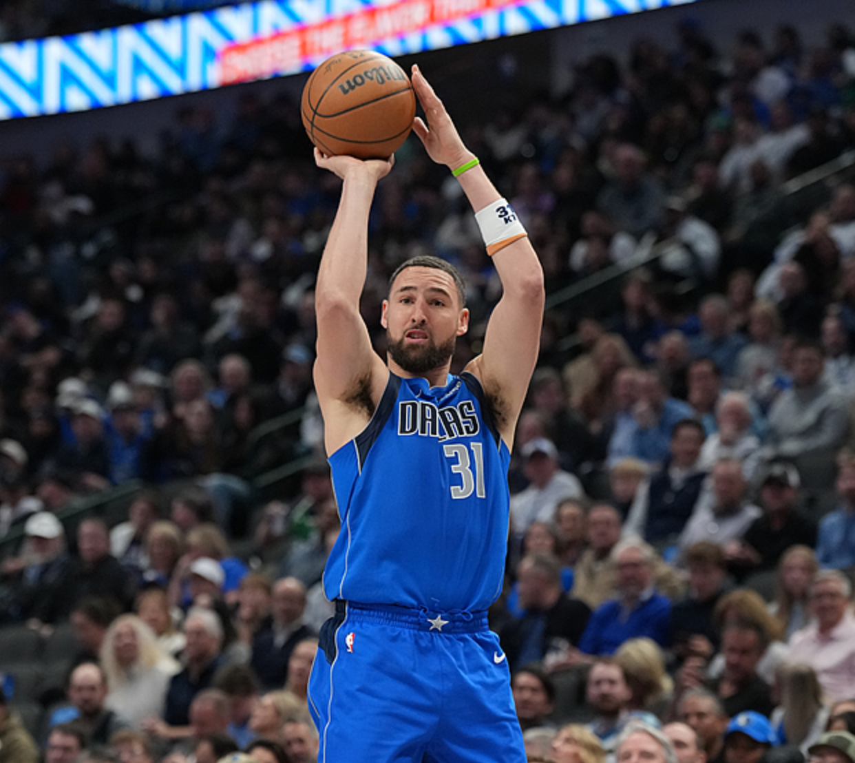 星空体育在线-西部排名又变了：湖人爆冷输球，勇士三喜临门，2队排名互换