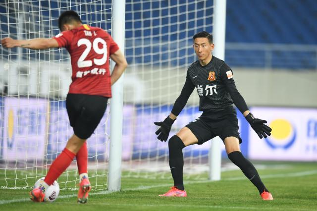 星空体育-【中超】谭龙头球破门越位+中柱 长春0比0武汉